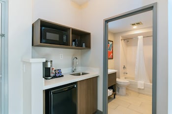2 Queen Beds, 1 Bedroom Suite