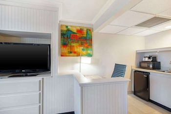 Standard Room, 1 King Bed, Non Smoking, Microwave