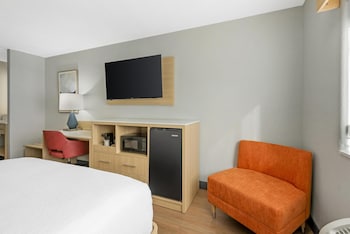Standard Room, 2 Queen Beds, Non Smoking (Walk-in Shower;Pets Allowed)