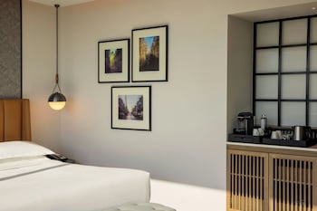 Club Room, 2 Queen Beds, City View