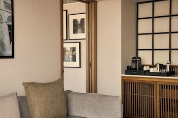 Junior Suite, 1 King Bed, City View