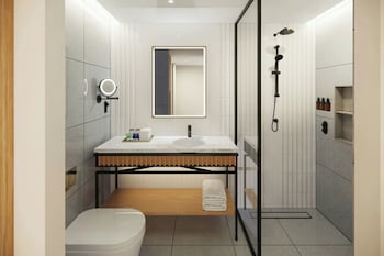 Club Room, 1 King Bed, City View