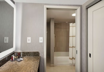 Suite, 1 King Bed, Accessible (Hearing)