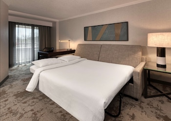 Suite, 1 King Bed, Accessible (Hearing)