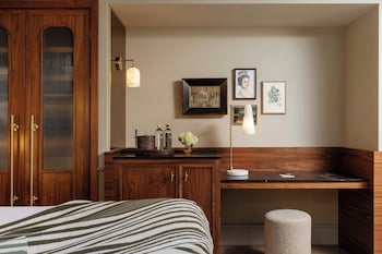 Family Room, 1 King Bed