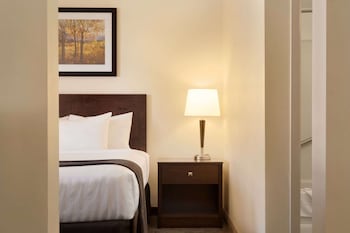 Room, 1 Queen Bed, Non Smoking, Refrigerator