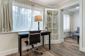 Suite, 1 King Bed, Non Smoking, Refrigerator
