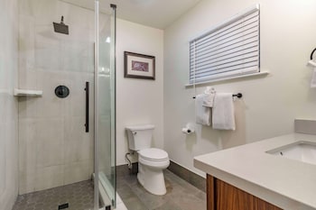 Standard Room, 1 Queen Bed, Non Smoking, Refrigerator