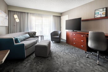 Suite, 1 Bedroom, Courtyard View (Mobility/Hearing Access, Roll-In Shwr)