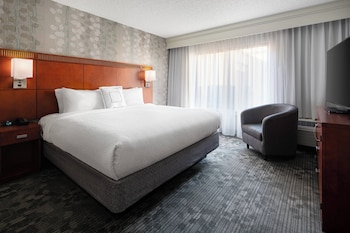 Suite, 1 Bedroom, Courtyard View (Mobility/Hearing Access, Roll-In Shwr)