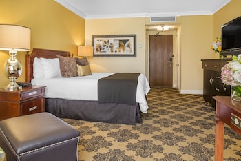 Premier Room, 1 King Bed, Pool View (Signature)