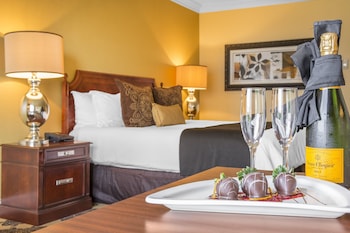Premier Room, 1 King Bed, Pool View (Signature)