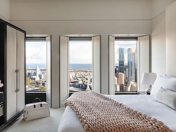 Ambassador King Suite Club Sofitel with Corner Bay Views