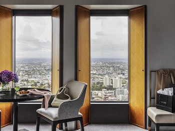 Luxury Room, 1 King Bed, Corner (City or Bay Views)