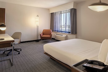 Room, 1 King Bed (Mobility/Hearing Access, Roll-In Shwr)
