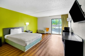 Standard Room, 1 Queen Bed, Smoking, Refrigerator & Microwave