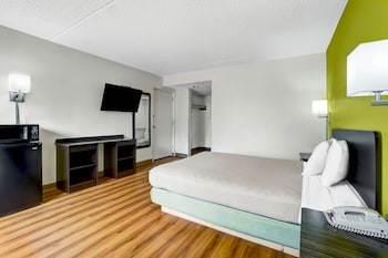 Standard Room, 1 Queen Bed, Smoking, Refrigerator & Microwave