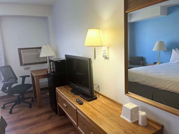 Standard Room, 1 Queen Bed, Accessible, Refrigerator & Microwave