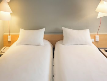 Room, 2 Twin Beds (New Bedding)