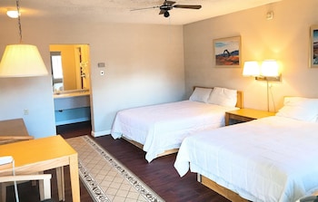 Basic Single Room, 2 Queen Beds