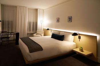 Standard Room, 1 King Bed, Accessible Bathtub