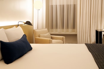 Standard Room, 1 King Bed, Accessible Bathtub