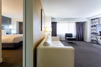 Suite, 1 King Bed with Sofa bed, Non Smoking