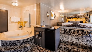Suite, 1 King Bed, Non Smoking, Refrigerator & Microwave (Walk-in Shower)