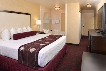 Suite, 1 King Bed, Non Smoking, Refrigerator & Microwave (Walk-in Shower)
