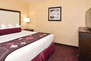 Suite, 1 King Bed, Non Smoking, Refrigerator & Microwave (Walk-in Shower)