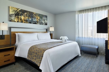 Suite, 1 King Bed with Sofa bed