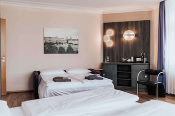 Family Room, 1 King Bed (with Sofabed)