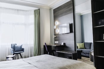 Standard Room, 1 King Bed, City View