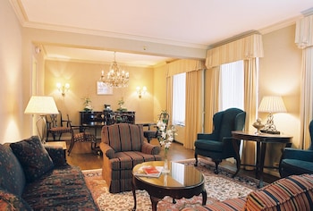 Suite, 1 King Bed, Non Smoking (Living Room)
