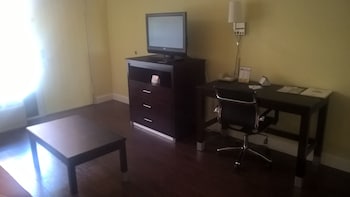 Suite, 1 Bedroom, Non Smoking (Poolside View)
