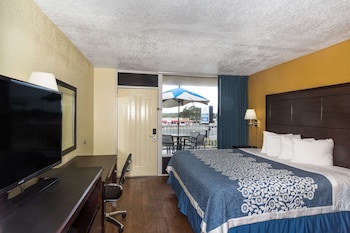 Room, 1 King Bed, Non Smoking, Poolside