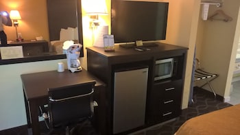 Suite, 1 Bedroom, Non Smoking (Poolside View)