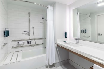 Room, 1 Queen Bed, Accessible, Bathtub (Mobility & Hearing, Bathtub)