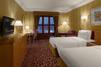 Studio Suite partial Haram View with Two Single Beds