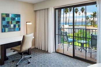 Room, 1 King Bed, Accessible, Partial Ocean View (Bathtub)