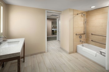 Junior Suite, 1 King Bed, Accessible, Bathtub