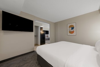 Suite, 1 King Bed, Accessible