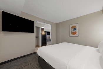 Suite, 1 King Bed, Accessible