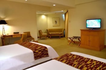 Junior Suite Twin Beds, Club Access