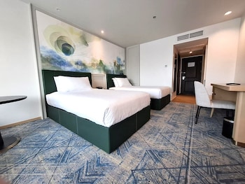 Club Room Twin Beds, Club Access