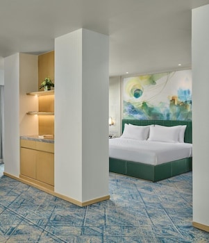 Executive Suite King Bed, Club Access