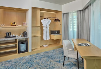 Junior Suite King Bed, Club Access