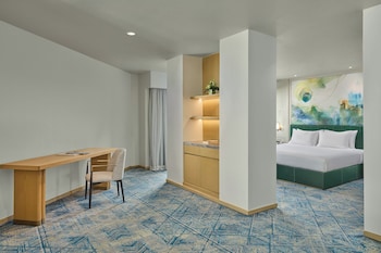 Executive Suite King Bed, Club Access