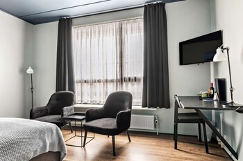 Standard Room, 1 Queen Bed, Non Smoking, Bathtub