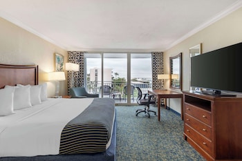 Family Suite, 1 King Bed, Non Smoking, Kitchenette (with Sofabed)